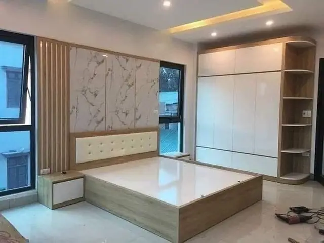वार्डरोब और वॉल पैनलिंग के साथ बेड – बेड, वर्णिका फर्नीचर एंड एल्युमिनियम वर्क्स, लखनऊ