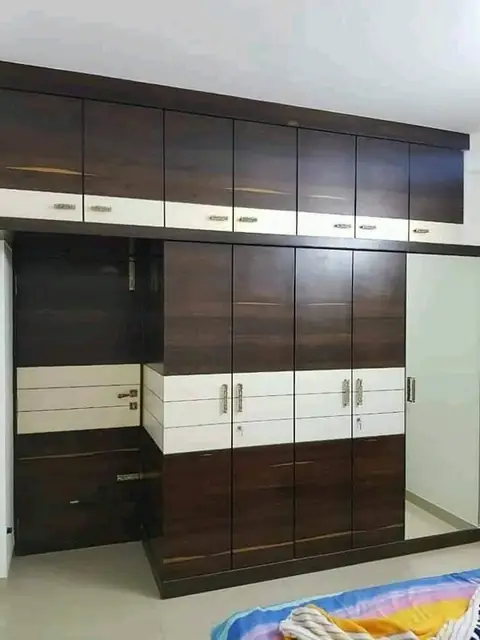 गहरा अखरोटी और सफ़ेद वार्डरोब – वार्डरोब, वर्णिका फर्नीचर एंड एल्युमिनियम वर्क्स, लखनऊ